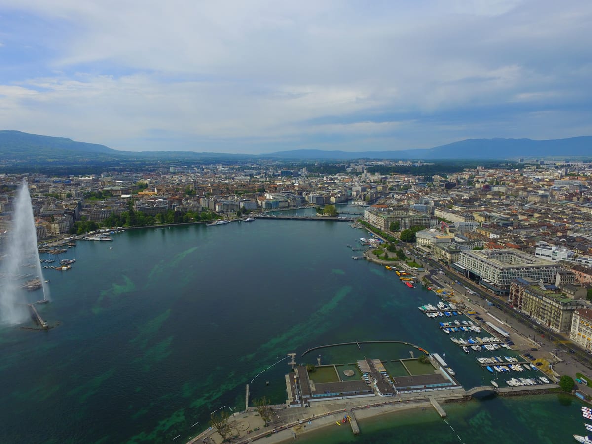 Bains des Pâquis sur le lac Léman à Genève, lieu de rencontre et de loisir familial évoquant l'exercice du droit de visite.