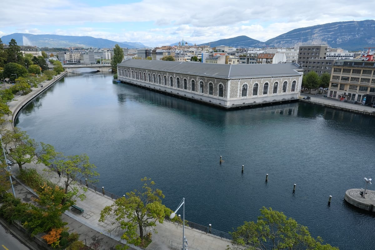 Bâtiment des Forces Motrices à Genève, ancienne usine hydraulique sur le Rhône, symbole du monde du travail genevois.