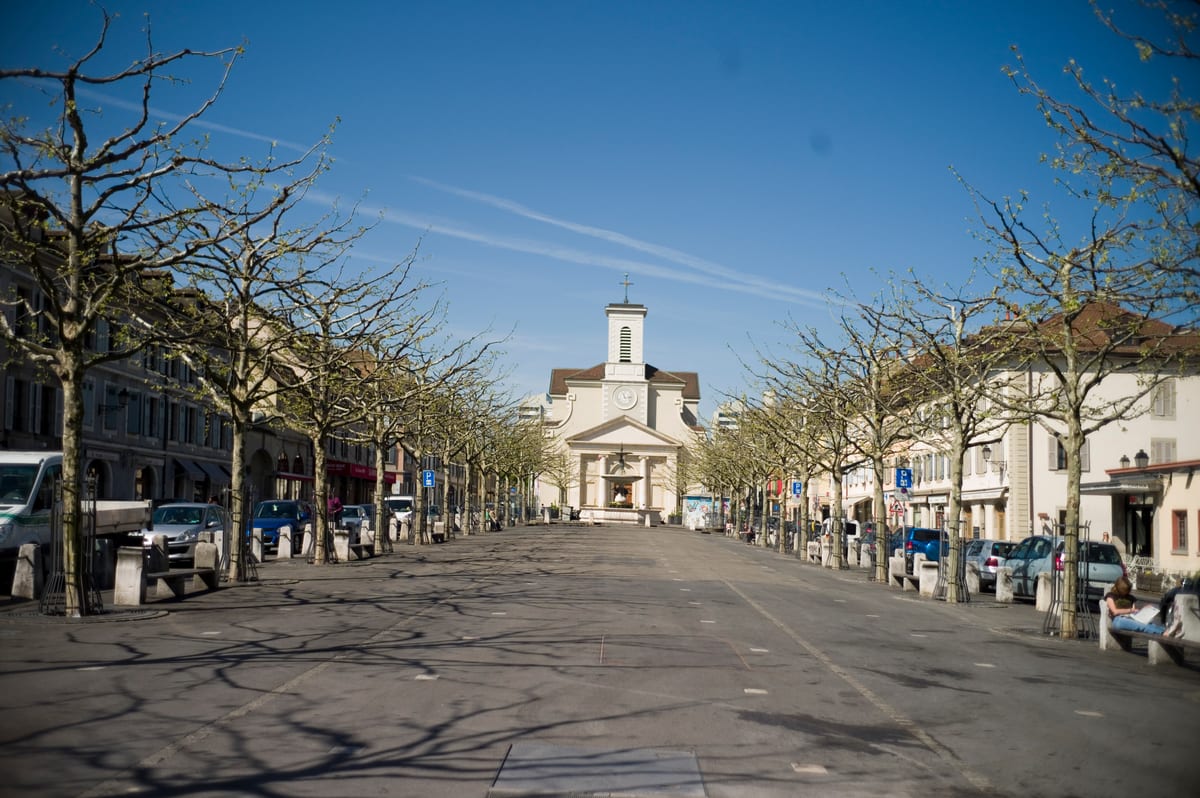 Place du Marché de Carouge à Genève, quartier à taille humaine, évoquant la protection de l'adulte et de l'enfant.