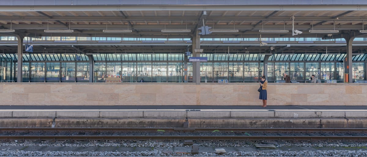Façade de la gare de Genève-Cornavin, point de départ et de transit international, évoquant l'enlèvement international d'enfant.