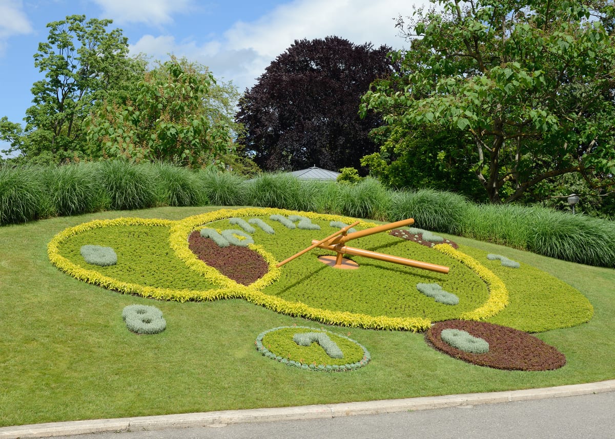 Horloge fleurie du Jardin Anglais à Genève, au bord du lac, image d'un accord mesuré et harmonieux entre les époux.