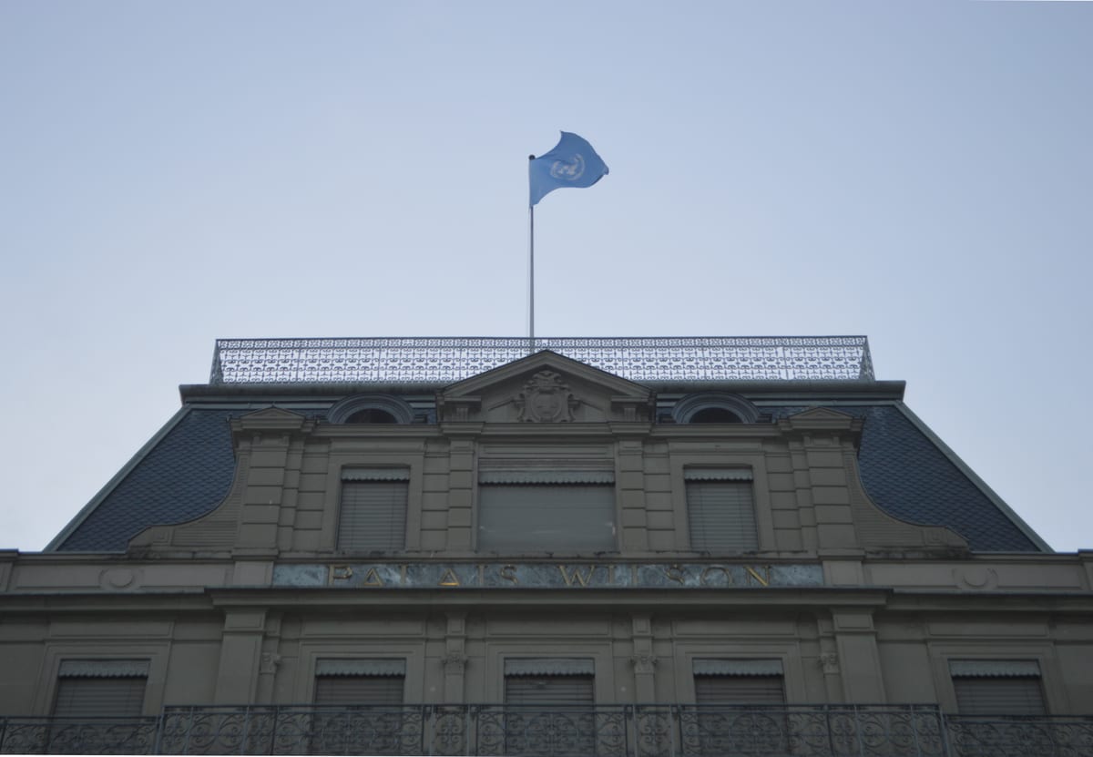 Palais Wilson au bord du lac à Genève, siège des droits de l'homme de l'ONU, évoquant les gardes d'enfants binationales.