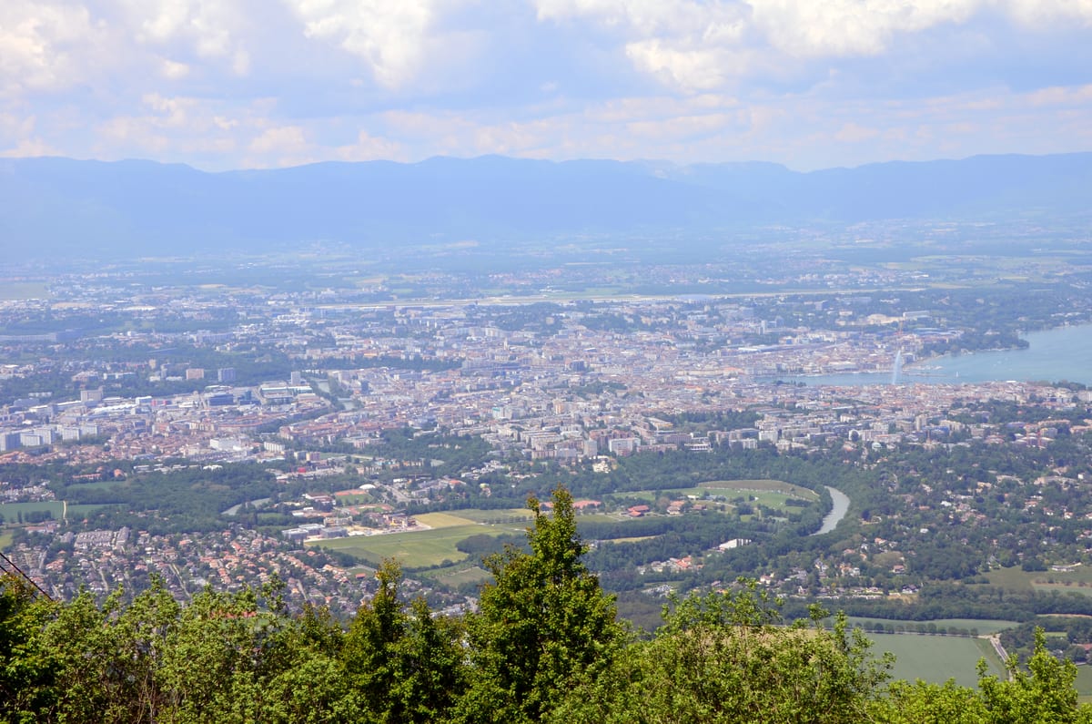 Genève et le lac Léman vus depuis le Salève, en France voisine, illustrant le recouvrement des pensions transfrontalières.
