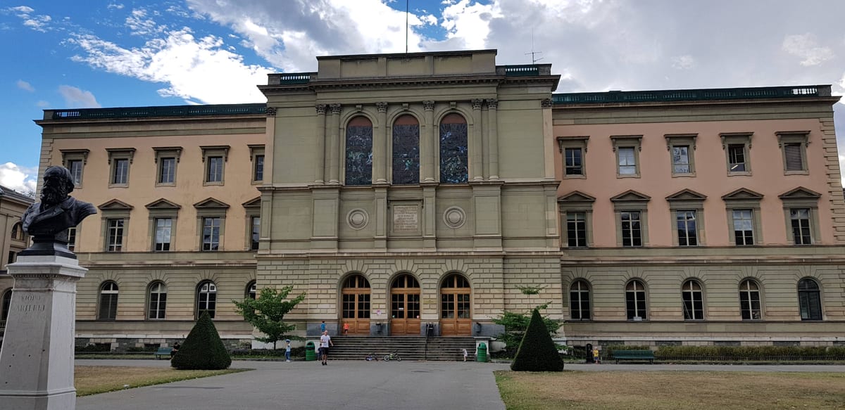 Bâtiment de l'Université de Genève au Parc des Bastions, institution publique évoquant les prestations sociales complémentaires.